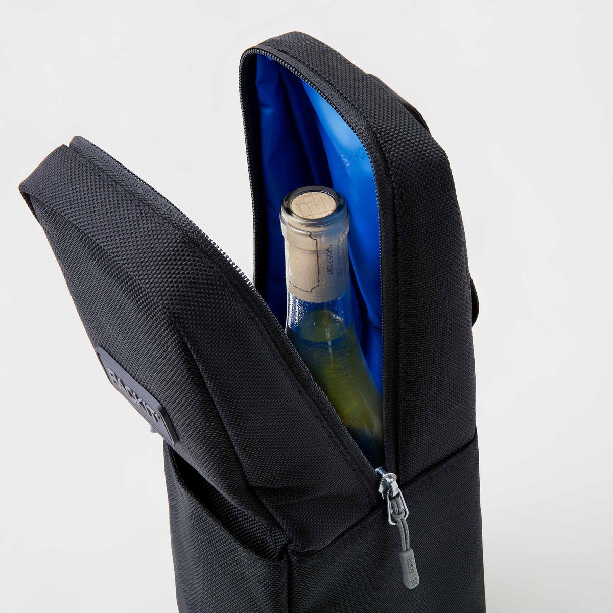 freezable-wine-carrier-d5 freezable-wine-carrier-black-ecofreeze-plus-top-view-with-wine.jpg