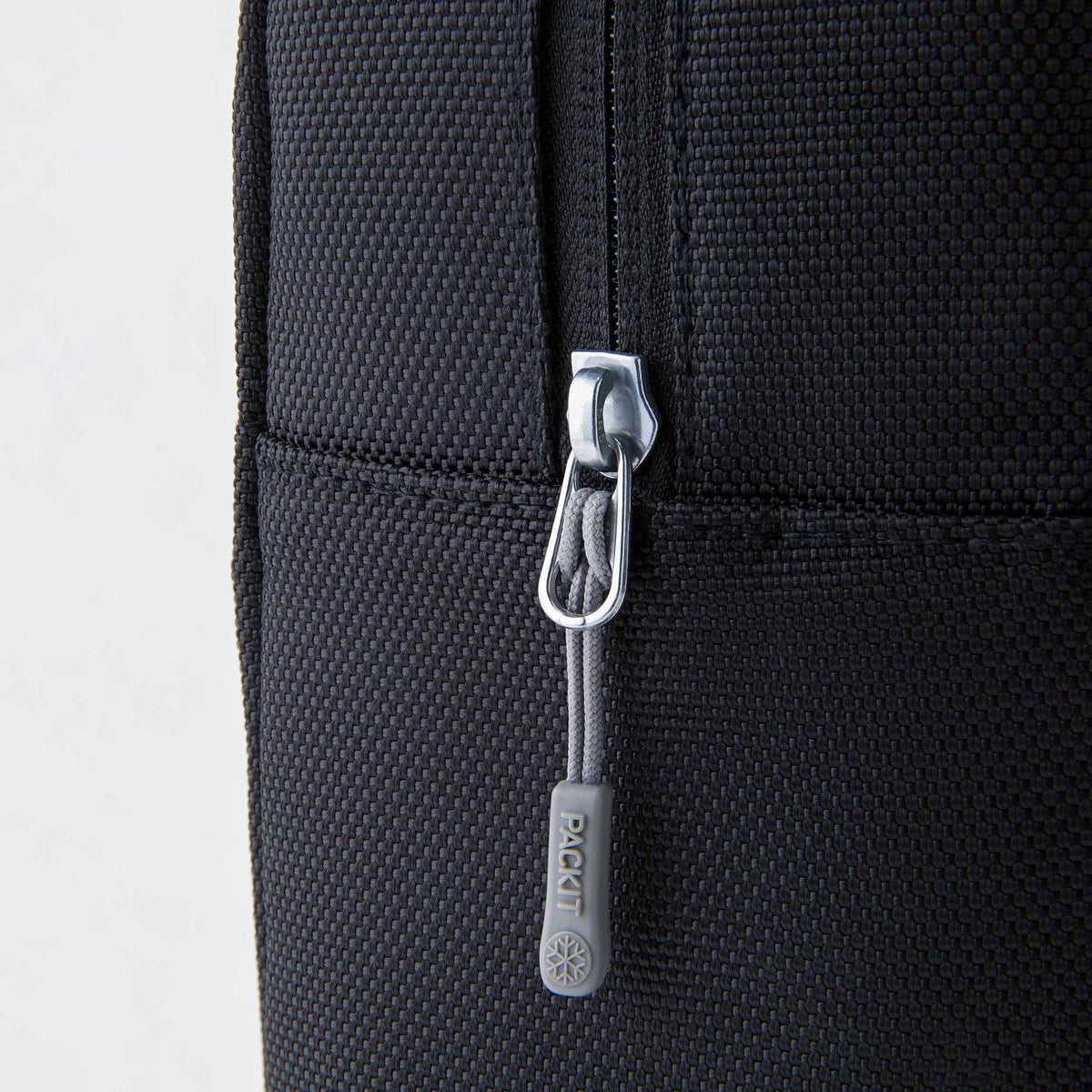 freezable-wine-carrier-d5 freezable-wine-carrier-black-ecofreeze-plus-zoom-zipper-pull.jpg